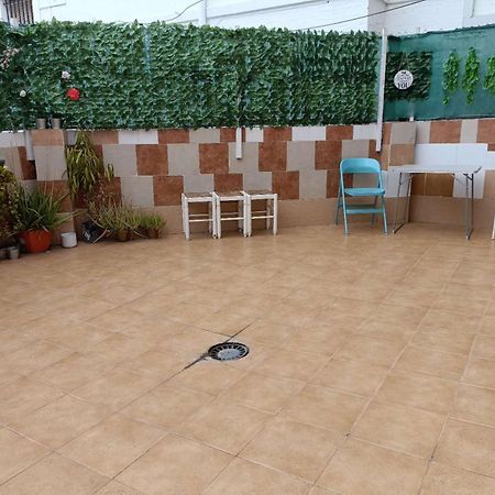 8 Mins Walk To Train Station Low Cost Youth Hostel Sevilla Exterior foto