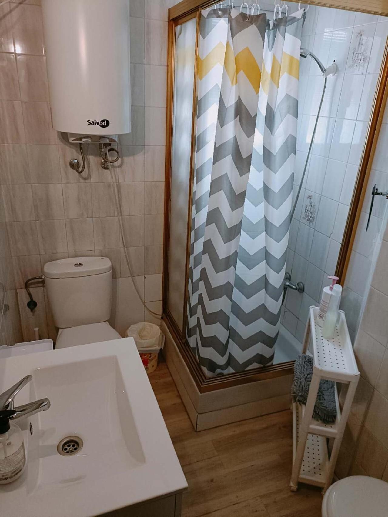 8 Mins Walk To Train Station Low Cost Youth Hostel Sevilla Exterior foto