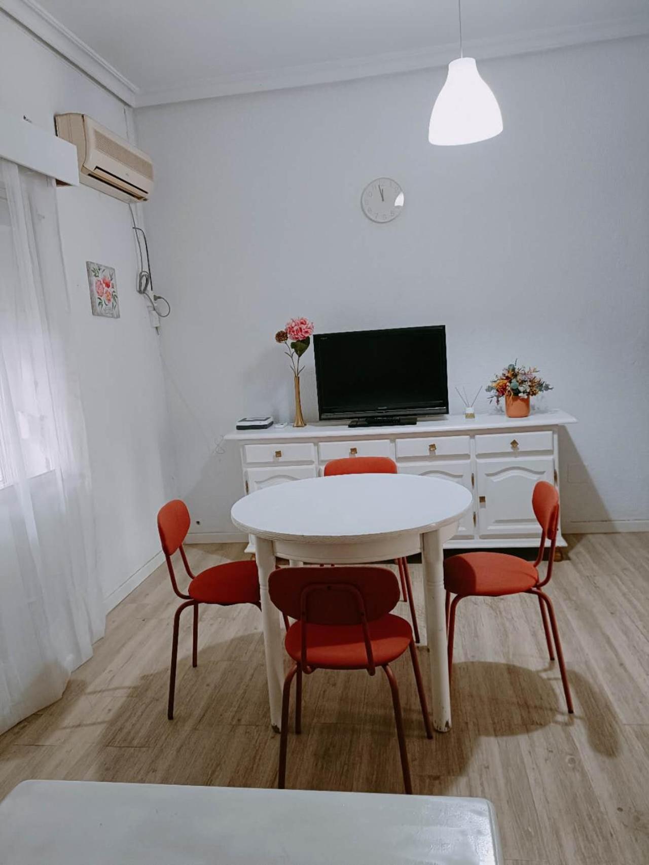 8 Mins Walk To Train Station Low Cost Youth Hostel Sevilla Exterior foto
