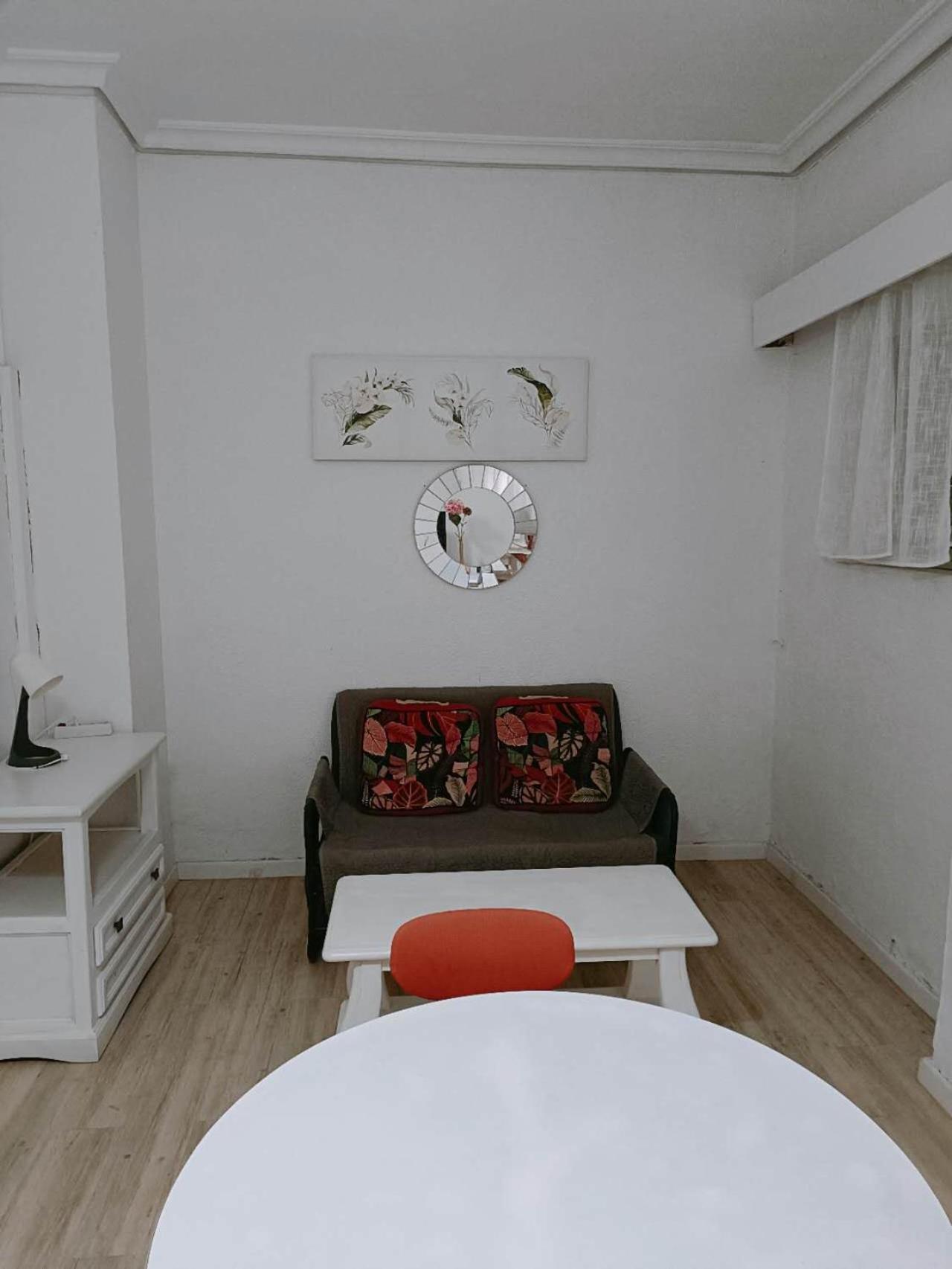 8 Mins Walk To Train Station Low Cost Youth Hostel Sevilla Exterior foto