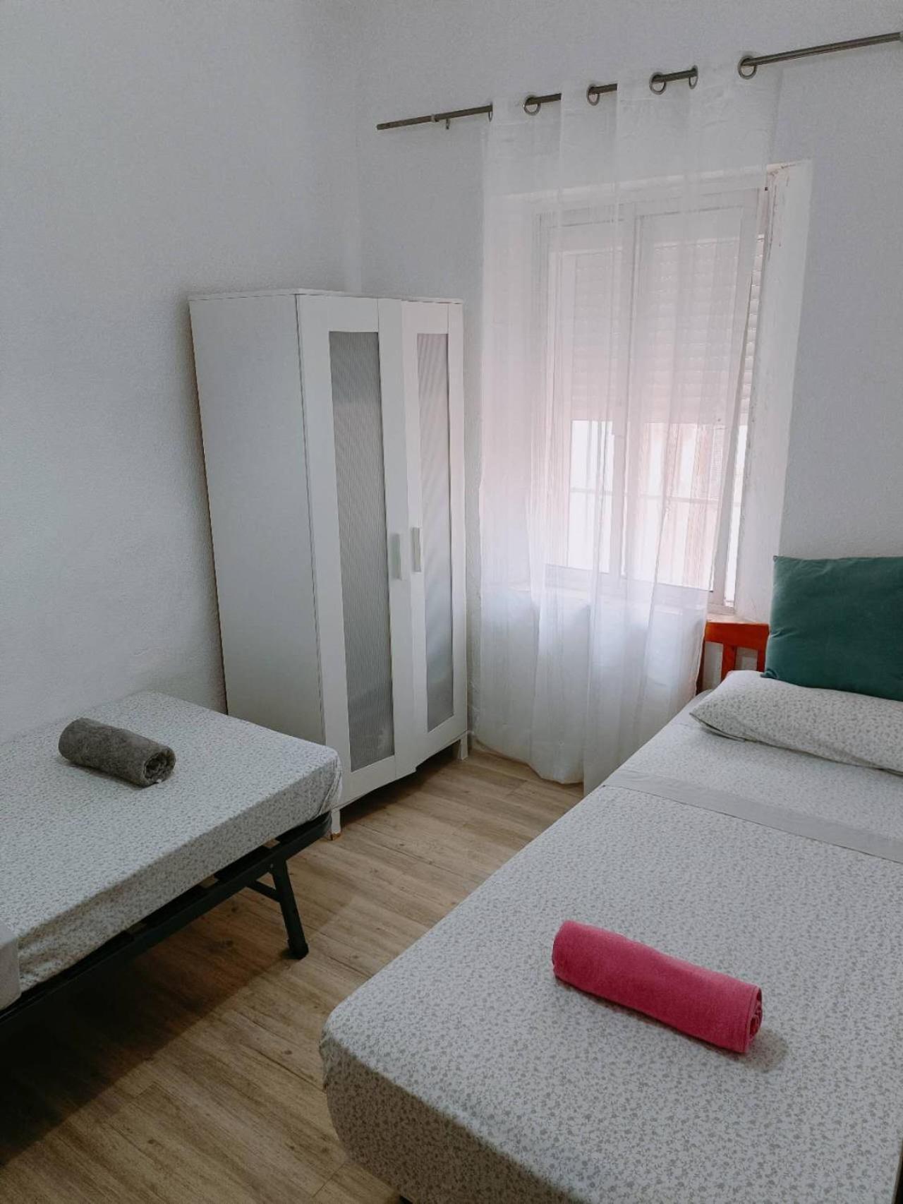 8 Mins Walk To Train Station Low Cost Youth Hostel Sevilla Exterior foto