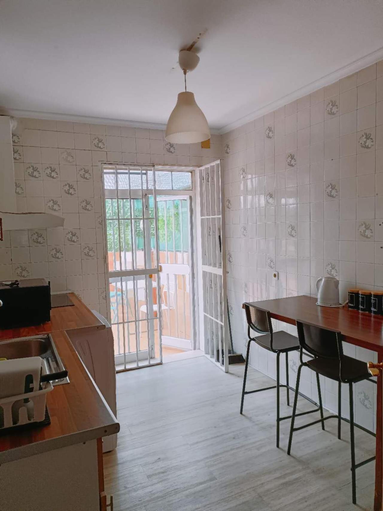 8 Mins Walk To Train Station Low Cost Youth Hostel Sevilla Exterior foto