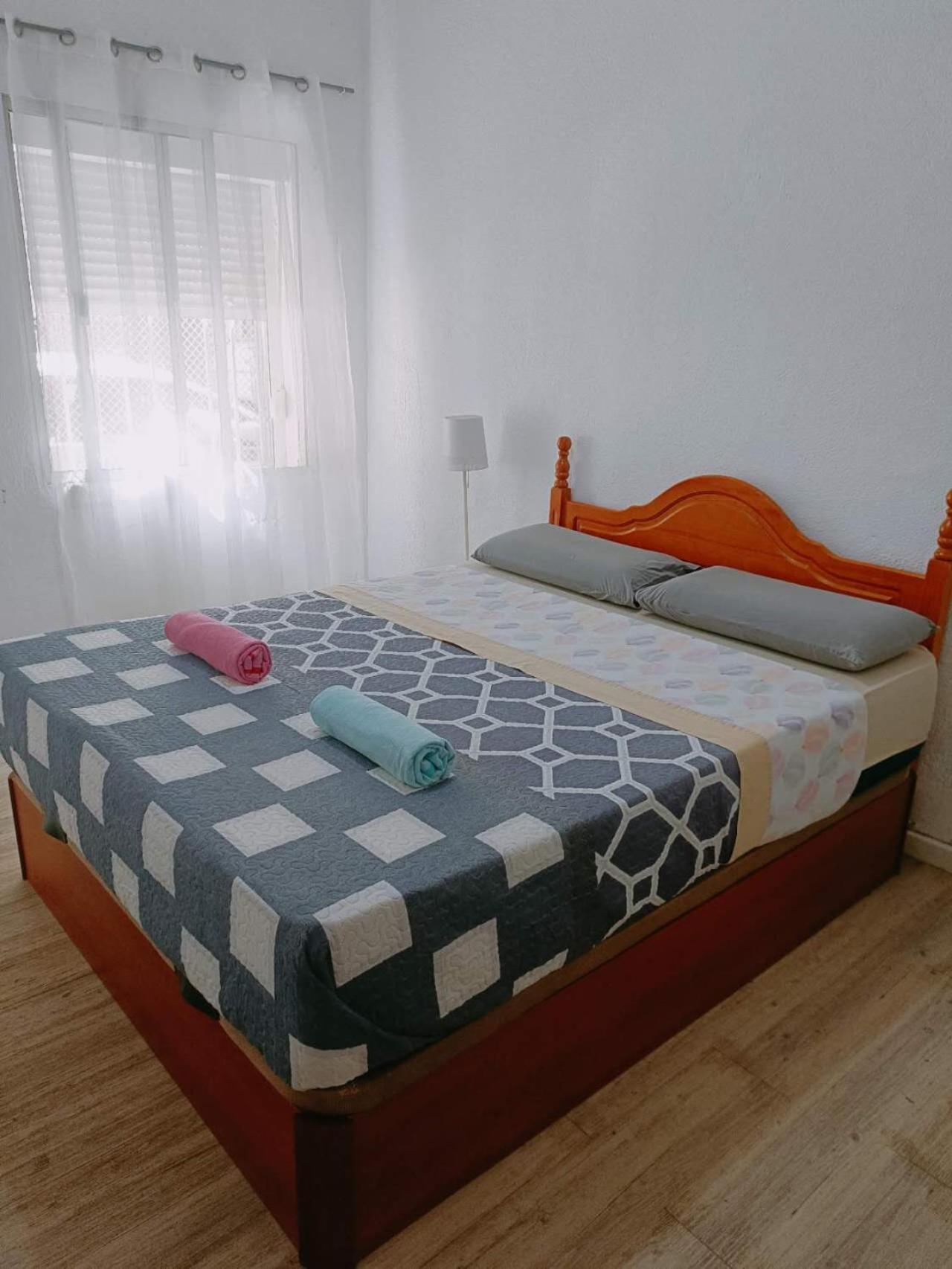 8 Mins Walk To Train Station Low Cost Youth Hostel Sevilla Exterior foto